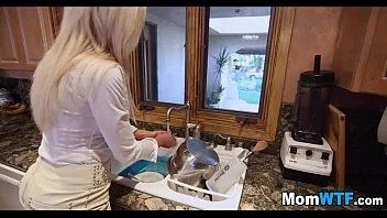 Coroa safada seduz rapaz na cozinha