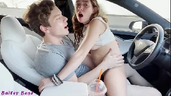 Garota faz sexo no carro