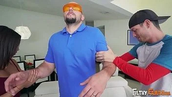 Gatinha fodendo com dois homens ao mesmo tempo