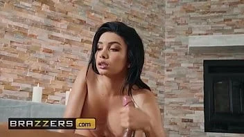 Gostosa engole cacete gigante com a buceta
