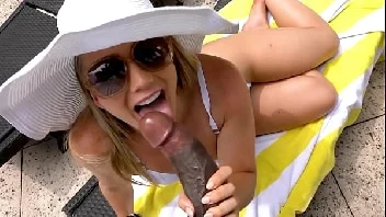 Loira safada transando com funcionário negro