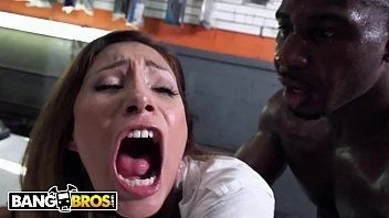 Mecânico Fode Cliente Gostosa no Estacionamento