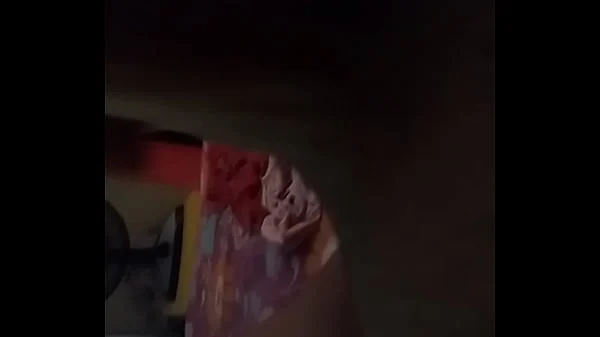 Morena rabuda cavalgando com vontade