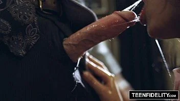 Mulata de 18 anos transando com amigo