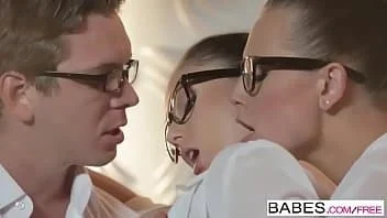 Mulheres safadas transando juntas
