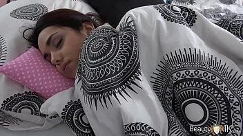 Namorada dormindo é acordada para sexo oral