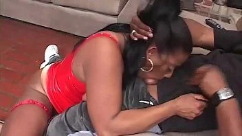Negra de Buceta Grande e Macho Dotado