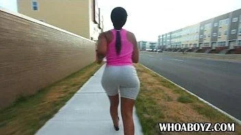 Negra de bunda grande transando