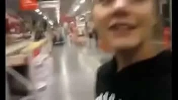 Novinha faz boquete e masturbação ao mesmo tempo