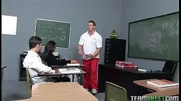Novinha safada transando na sala de aula