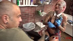 Tatuadora safada leva rola do colega