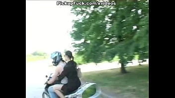 Transando com o tio tarado enquanto lavavam a moto