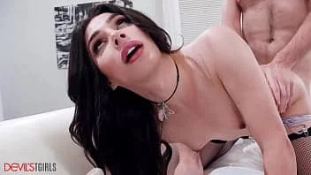 Travesti amadora transa com homem casado