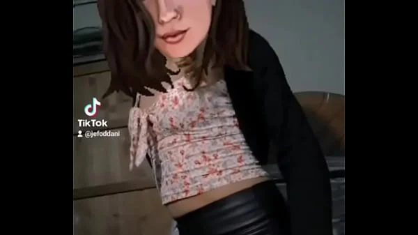 Travesti gozando com homem curioso