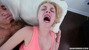 Vídeo porno: Branquinha safada no sofá
